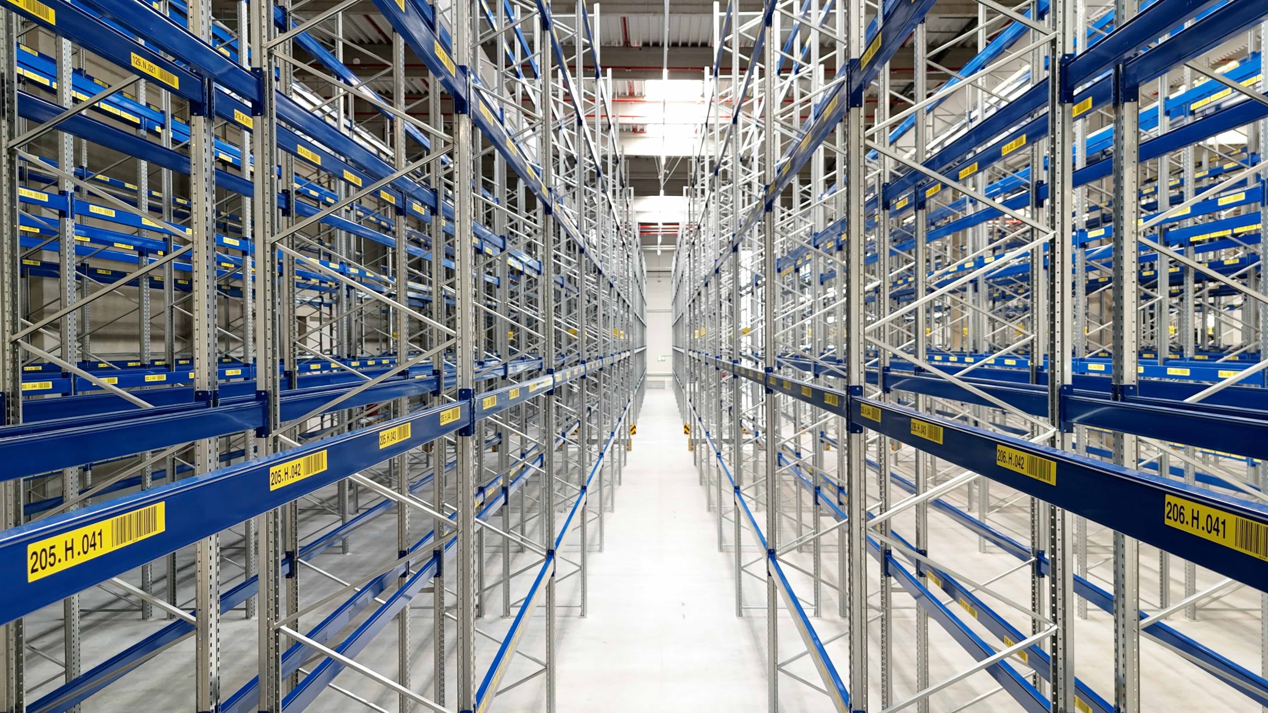 Nur bei der Eröffnung leer: Blick ins Innere des Logistikzentrums. (Quelle. Movianto)