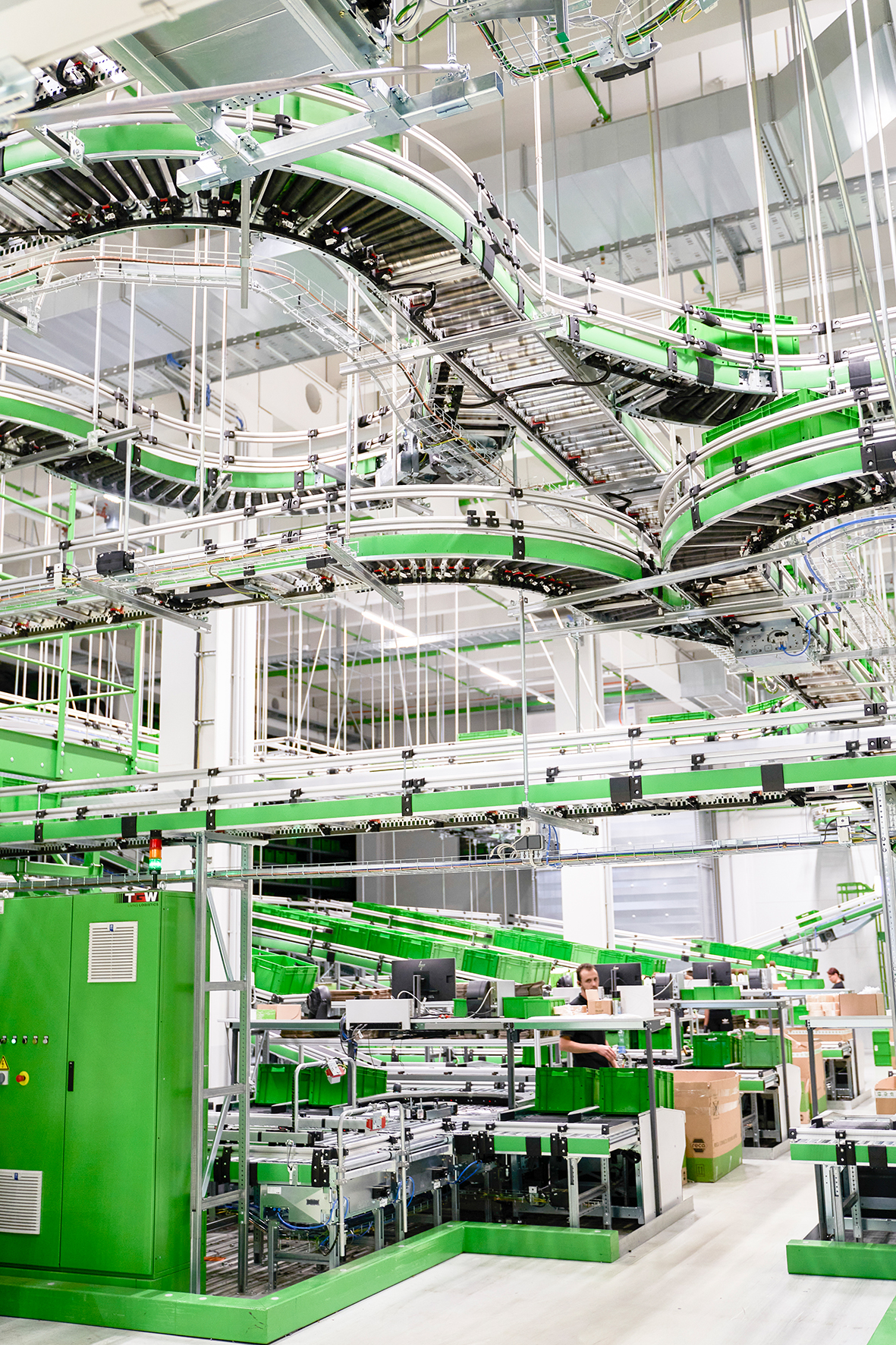 Kellner & Kunz baut die Automatisierung seines Logistikzentrums in Wels gemeinsam mit Infios weiter aus. Neu integriert wurde ein Depalettierroboter für den Wareneingang, der bis zu sechs Einheiten mit jeweils bis zu 25 Kilogramm gleichzeitig aufnehmen und in Behälter überführen kann. Die Anlage basiert auf einem bereits 2019 eingeführten Warehouse-Management- und Warehouse-Control-System und umfasst unter anderem 15.400 Paletten- sowie 200.000 Behälterstellplätze. (Bildquelle: Kellner & Kunz AG)