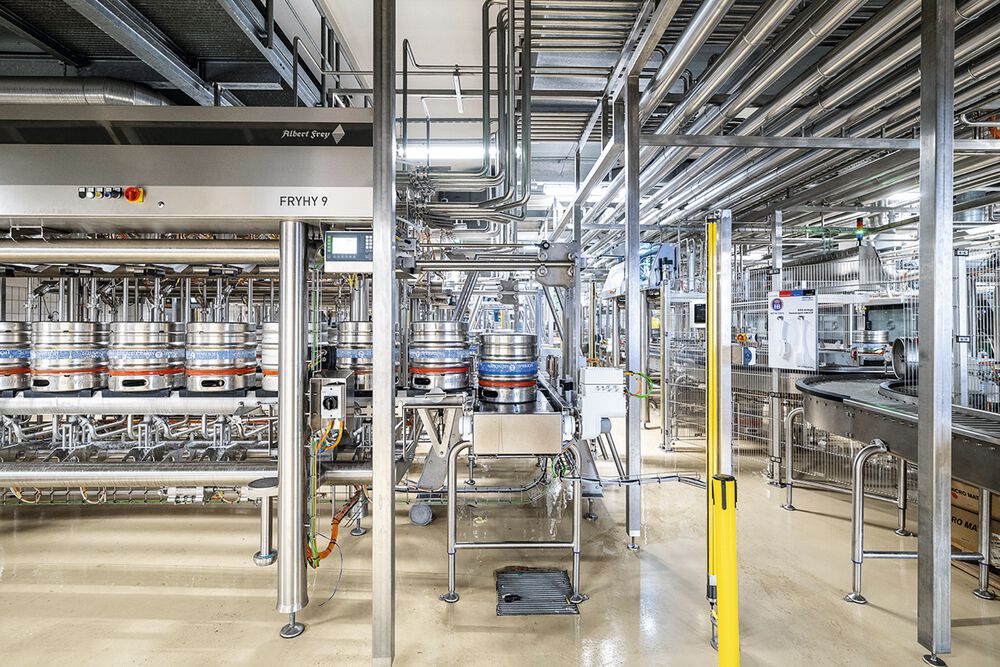 Die Keg-Abfüllung des Staatlichen Hofbräuhaus München ist seit Jahrzehnten ein zentraler Bestandteil der Produktionskette. Über die Hälfte des gesamten Ausstoßes wird in Kegs abgefüllt, die vor allem in der Gastronomie und im Export eine entscheidende Rolle spielen. Nun ersetzt eine dezentrale IE5-Antriebstechnik die 35 Jahre alte Linie. Das Ergebnis: mehr Abfüllleistung, weniger Energiebedarf und eine höhere Verfügbarkeit. (Bildquelle: Hofbräu / Lars Wiedemann)