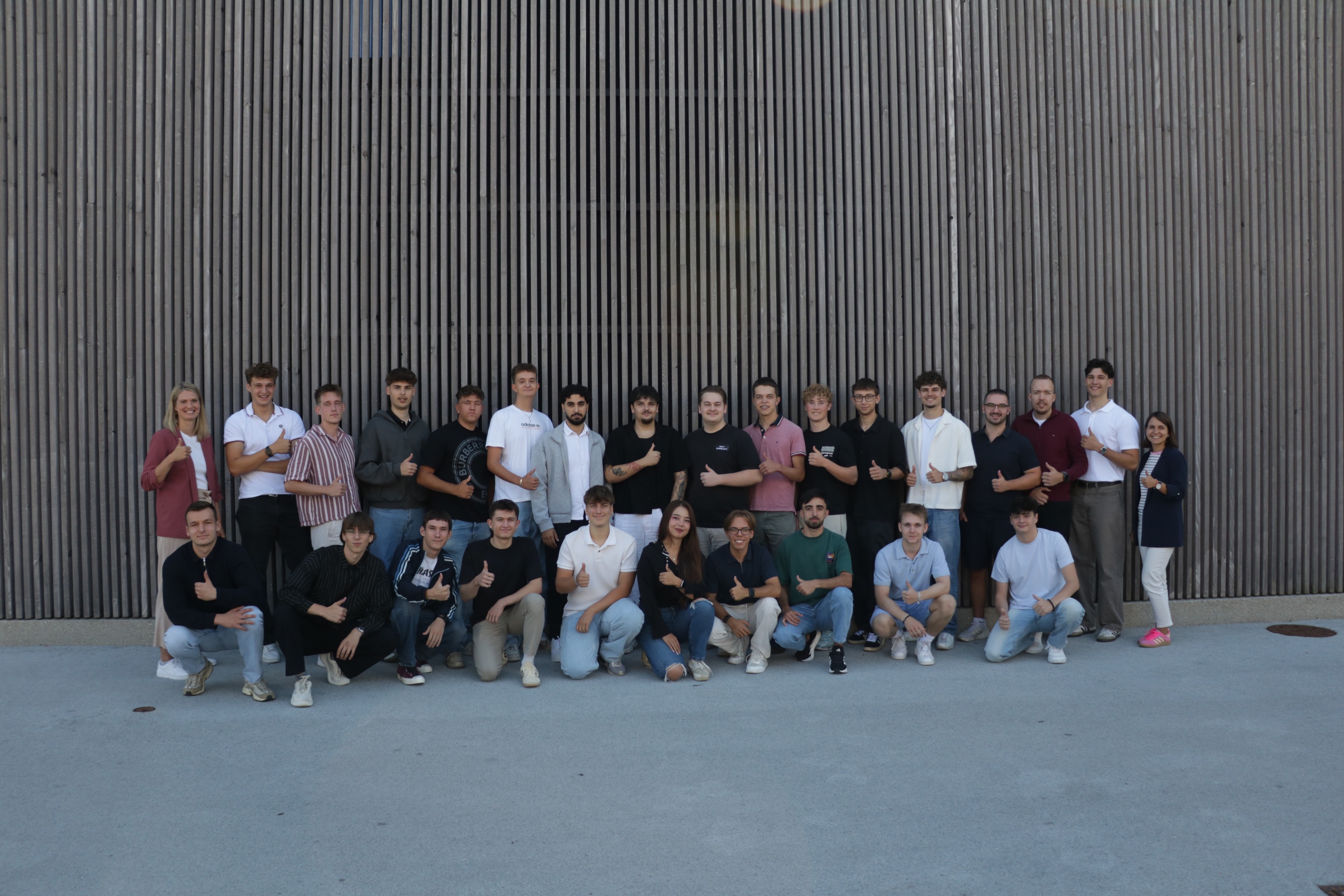 Der Start in eine Ausbildung oder ein duales Studium ist ein besonderer Moment – voller Vorfreude, neuer Eindrücke und spannender Herausforderungen. Genau diesen Schritt gehen insgesamt 41 junge Menschen an den verschiedenen Standorten von IFM. Bereits im August durfte IFM die ersten Nachwuchskräfte begrüßen. Anfang September folgte dann der offizielle Ausbildungsstart für viele weitere Talente an den Ausbildungsstandorten in Essen und am Bodensee. (Bildquelle: IFM)