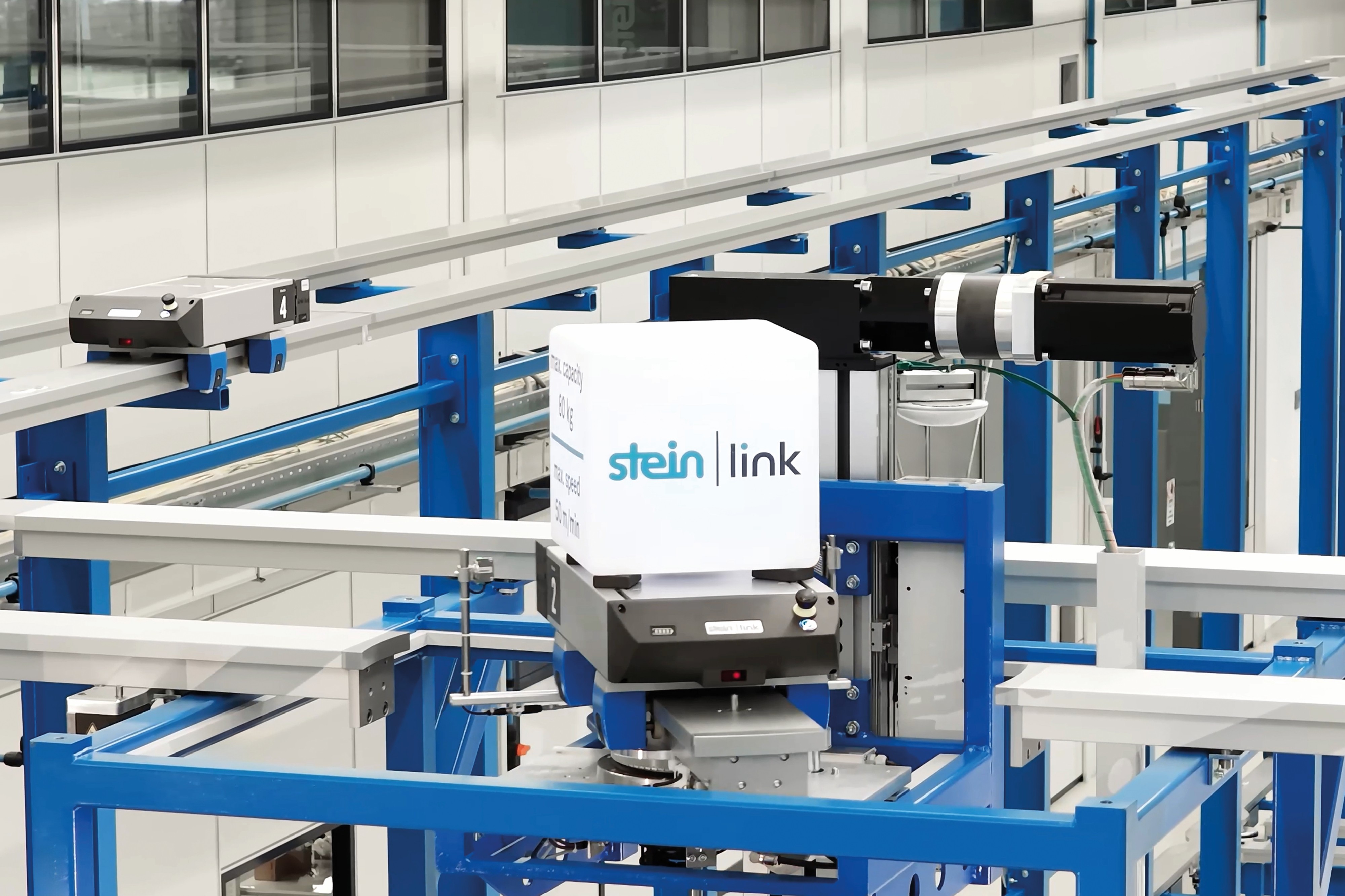 Ein Lift befördert das batteriebetriebene Shuttle von „Stein link“ auf eine zweite Produktionsebene und ermöglicht so einen flexiblen sowie platzsparenden Transport von Produkten und Materialien. (Bildquelle: Stein Automation)