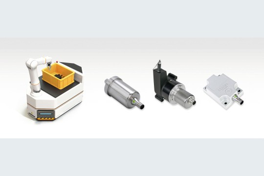 AGV mit Handling-Cobot und drei typischen Posital-Sensoren Bild: Posital 