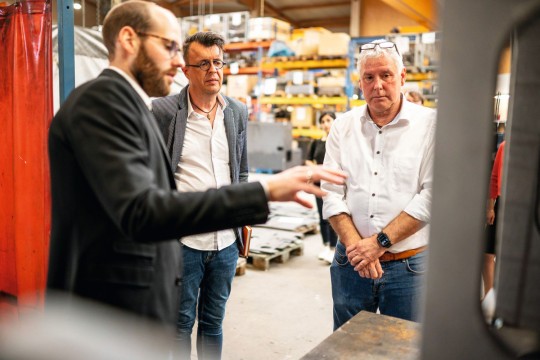 Jan Kaulfuhs-Berger (Mitte), Chefredakteur Technische Logistik", im Gespräch mit Dimos-Geschäftsführer Pascal Schütz (links) und dem Gründer von Dimos, Alfred Schütz. Bild: Dimos