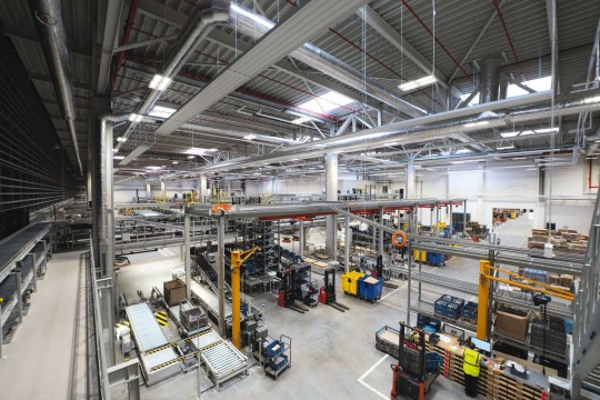 Das Materialflusskonzept des neuen" KION RDC CE" kombiniert fest verbaute, vollautomatische Anlagen wie ein 30 Meter hohes Hochregal, Multishuttle sowie Stetigförderer mit mobilen autonomen Robotern und manuell bedienten Flurförderzeugen. Bild: Linde MH