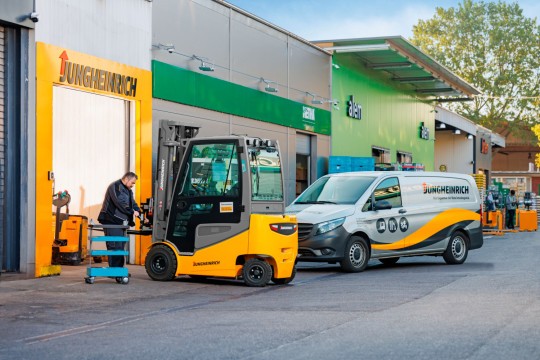 Die Servicetechniker der Jungheinrich Werkstatt auf dem Großmarkt unterstützen die Händler jeden Tag vor Ort – zu den Hauptbetriebszeiten mitten in der Nacht und früh am Morgen. Bild: Jungheinrich