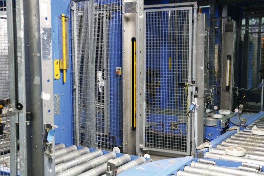 Teilweise mussten auch die bestehenden Sicherheitslichtgitter ausgetauscht werden. Als Ersatz kamen die Sicherheitslichtgitter „PSENopt II“ von Pilz zum Zug. Bild: NÖM / Pilz GmbH & Co. KG
