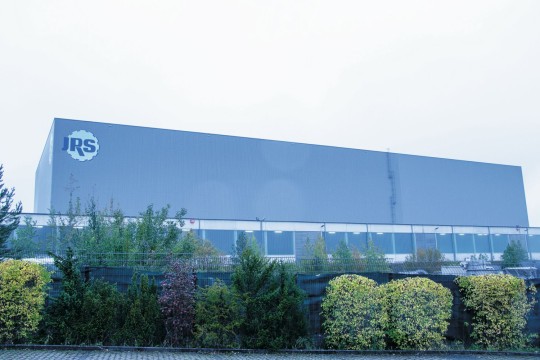 Viastore hat das Hochregallager von JRS um zwei Gassen ergänzt und die vorhandenen Gassen verlängert. So konnte das Unternehmen die Zahl der Palettenstellplätze mehr als verdoppeln. Bild: Viastore