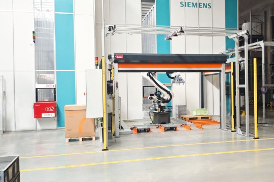 Die speziell entwickelte Roboteranlage übernimmt befüllte Behälter von Paletten oder Trollies, welche mittels FTF vollautomatisch in Bahnhöfe eingebracht wurden. Bild: Hörmann Intralogistics