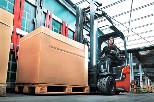 Der neue „Linde-Xi-Roadster“ ist wie geschaffen für Einsätze, wo sperrige Lasten schnell und genau positioniert werden müssen. Bild: Linde Material Handling GmbH