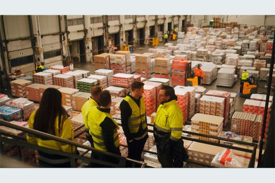 Logistikzentrum der Nagel-Group in Bochum: Mitarbeitende der Logistikbude und der Nagel-Group im Gespräch während des operativen Betriebs. Bild: Logistikbude