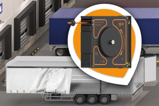 Der schleifringfreie „E-spool Flex“-Kabelaufroller für die Stromversorgung an Verladebuchten hilft Anwendern dabei, die Zuverlässigkeit von Lkw-Trailern zu erhöhen. Bild: Igus