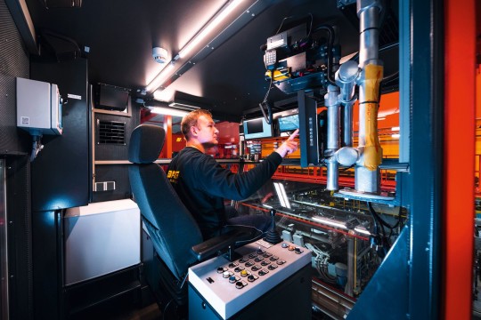 Der kabinengesteuerte Coil-Kran steuert Positionen punktgenau an. Bild: BANG Kransysteme GmbH & Co.KG / Ch. Gonz
