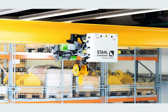 Die kompakten Seilzüge SXF sind eine effiziente und zuverlässige Hebelösung für horizontale und vertikale Lastentransporte in vielfältigen Industrieanwendungen. Bild: Stahl CraneSystems 
