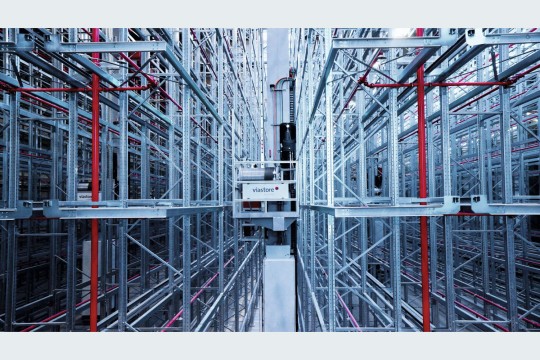 Das neue Hochregallager von Velux kann 50 Prozent mehr Waren umschlagen als seine manuellen Vorgänger. Bild: Viastore