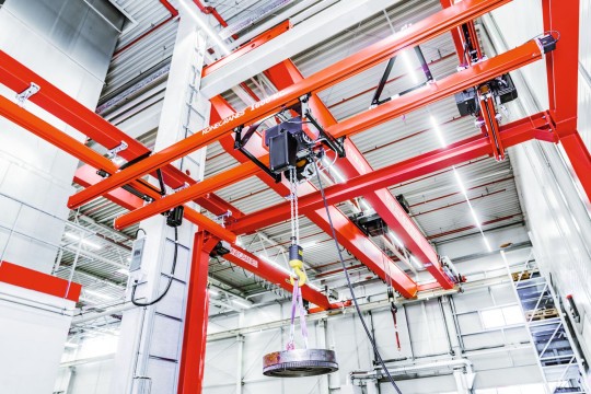 Eine Krananlage, die trotz Stützen und Einbauten den Bereich voll abdeckt und sich später bis zu den bestehenden Brückenkranen erweitern lässt. Bild: Konecranes GmbH