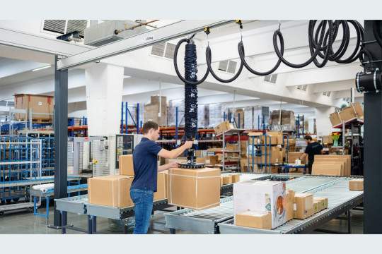 Entlastung für die Mitarbeitenden am Warenausgang: Mit dem „quickLIFT“ von Timmer lassen sich auch schwere oder unhandliche Kartons aus dem Elektronikgroßlager mühelos bewegen. Bild: Timmer GmbH