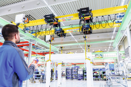 Vier DHR-Seilzüge mit synthetischem Seil an zwei Laufkranen im synchronisierten Einsatz bei einem Maschinenbauer. Bild: Demag / E. Krueger