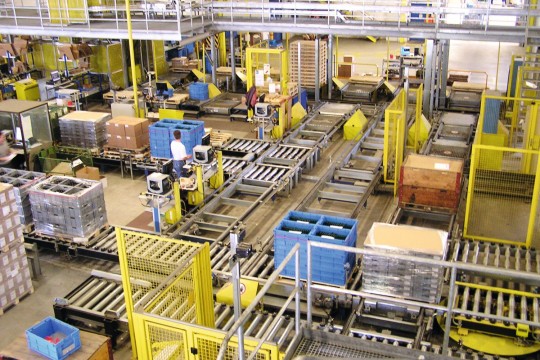 Material- und Warenbewegungen können ein wesentlicher Hebel für Energieeinsparungen im Lagerbetrieb sein – nicht nur der Gebäudebetrieb selbst. Bild: Sysmat