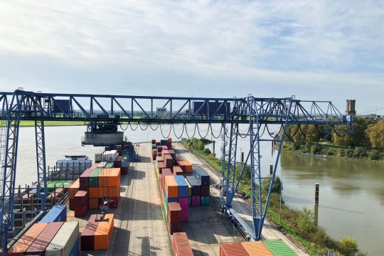 Contargo-Terminal im Binnenhafen Emmerich: Die abgebildete Containerbrücke wird 2025 ausgetauscht. Bild: Tsubaki Kabelschlepp