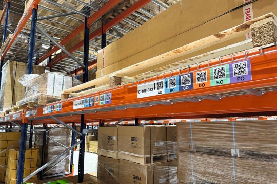 Auf den Stellplatzetiketten für die A-Ebenen der Palettenregale hat ONK bis zu sieben QR-Codes nebeneinander aufgedruckt und die verschiedenen Regalebenen farbcodiert. Bild: Yusen Logistics