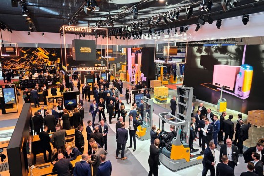 Die Jungheinrich AG zeigte auf der Logimat 2026 Lösungen für einen vernetzten Materialfluss, bei dem manuelle und automatisierte Prozesse integriert und an individuelle Anforderungen angepasst werden. Bild: Jungheinrich
