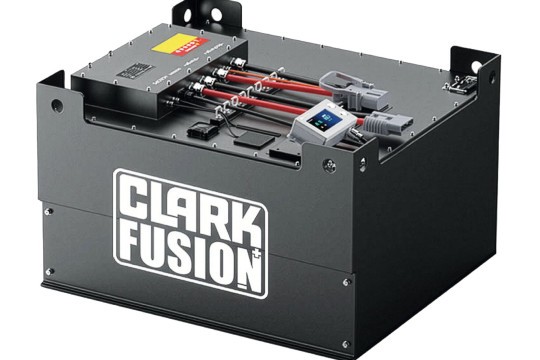 Die „Clark Fusion“-Lithium-Ionen-Batterietechnologie sowie das neue Multispannungsladegerät für Spannungsklassen von 48 und 80 Volt setzen neue Maßstäbe für Effizienz und Transparenz in der Intralogistik 4.0. Bild: Clark Europe