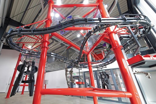 Extrem strapazierfähig und von hoher Wirtschaftlichkeit: Power-and-Free-Förderer werden vor allem dort eingesetzt, wo extreme Umgebungen herrschen oder komplexe Prozesse ablaufen. Bild: SEH Engineering