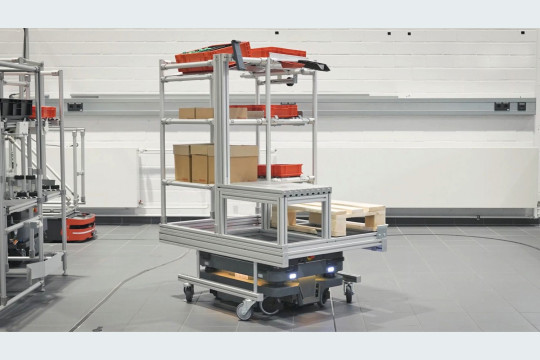 Item hat eine neue Transportlösung für FTS entwickelt, die aus einem standardisierten „Base Cart“ und perfekt darauf abgestimmten, variabel konfigurierbaren Top-Modulen besteht. Bild: Item