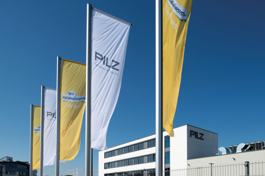 Pilz erweitert sein Sicherheitskonzept um Dienstleistungen, Trainings sowie Lösungen für Identitäts- und Zugriffsmanagement, die Maschinenbauer und Betreiber bei der Absicherung vernetzter Produktionsanlagen unterstützen sollen. Bild: Pilz GmbH & Co. KG