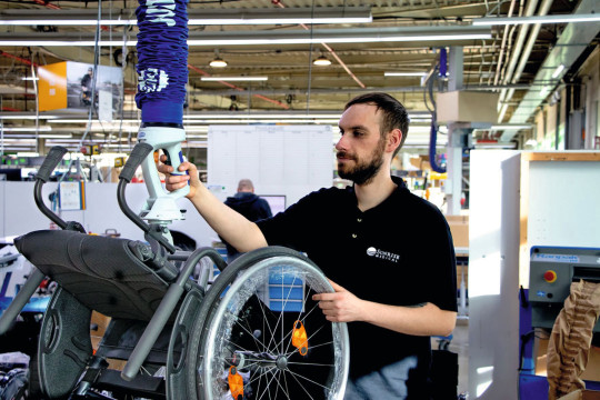 Selbst 40 Kilogramm schwere Rollstühle bewegen Mitarbeitende dank „Jumboflex Generation 2“ mühelos. Bild: J. Schmalz GmbH