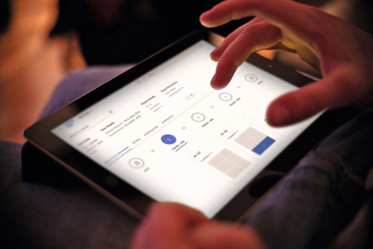 Die „My Tours“-App stellt dem Routenzugfahrer auf dem Tablet Informationen zur laufenden Tour, zu Stopps und zu den zu transportierenden Handling Units bereit. Bild: Leogistics