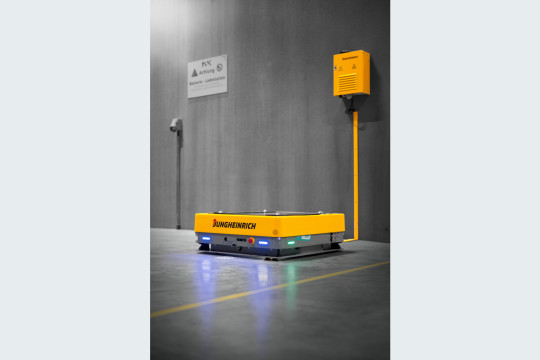 Flexibler Effizienz-Booster: Als erster autonomer Mobile Robot unterstützt der „Arculee S“ im Lager von MSK. (Bildquelle: Jungheinrich AG)