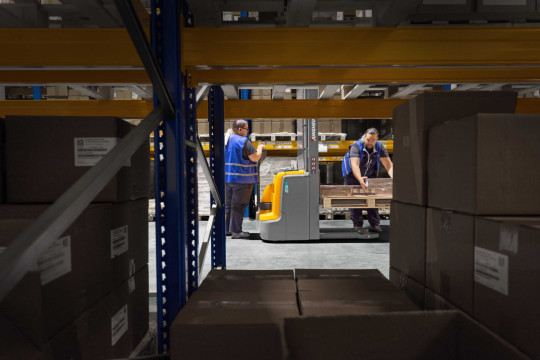 Lithium-Ionen-Hochhubwagen vom Typ EJC 214 gewährleisten durchgängige Verfügbarkeit beim sensiblen Transport der Medizin- und Kosmetikprodukte. (Bildquelle: Jungheinrich AG)