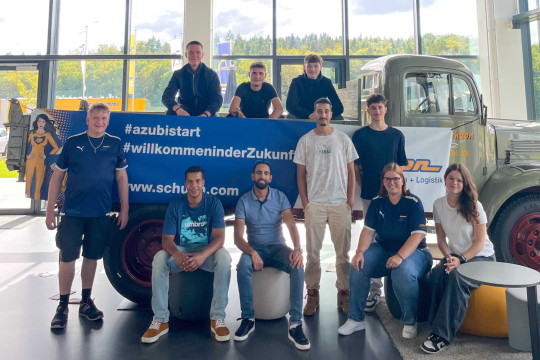 Die Alfred Schuon Group heißt neun neue Auszubildende willkommen. Bei dem Haiterbacher Logistikdienstleister sind eine Fachkraft für Lagerlogistik, zwei Kaufleute für Büromanagement, ein Kaufmann für Spedition und Logistikdienstleistung, ein Kfz-Mechatroniker und vier Berufskraftfahrer in ihre berufliche Laufbahn gestartet. Zu den angehenden Berufskraftfahrern gehören drei marokkanische Nachwuchstalente, die Schuon bei ihrem Start in Deutschland begleitet. (Bildquelle: Schuon)