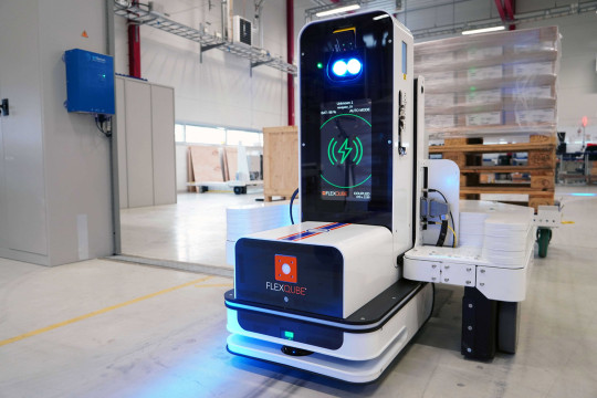 Energie dort, wo sie gebraucht wird: Das Wireless-Charging-Protection-System (WCPS) von Pohlcon wird direkt in den Boden eingelassen. Die induktive Ladefläche ist begehbar, sicher und wartungsfrei. (Bildquelle: Wiferion - a PULS business unit)