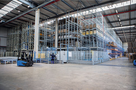 Im Jahr 2022 ging ein neues, zweigassiges automatisches Hochregallager für die Dold Logistik Gruppe am Standort Alzey in Rheinland-Pfalz mit 4.516 Stellplätzen in Betrieb. 2026 hat Lagerautomatisierer Westfalia Technologies nun das ursprüngliche, 2003 in Betrieb genommene eingassige Nachbarsystem, das 4.116 Stellplätze automatisiert, auf den neuesten Stand gebracht. (Bildquelle: Westfalia Technologies GmbH & Co. KG / Adrian Ketterer)