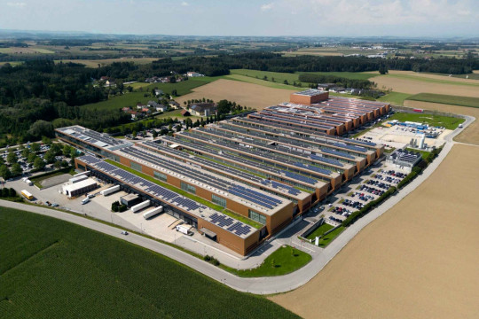 Fronius ist in 80 Jahren von einem Ein-Mann-Betrieb zu einem weltweit tätigen Industriekonzern mit rund 7.000 Mitarbeiter/-innen gewachsen. (Bildquelle: Fronius)