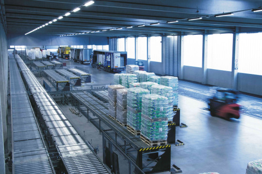 Eine zweite Förderstrecke dient als Bypass und sichert die Versorgung der Verladestationen, wenn es auf der anderen Strecke zu einer Blockierung kommen sollte. (Bild: Viastore)