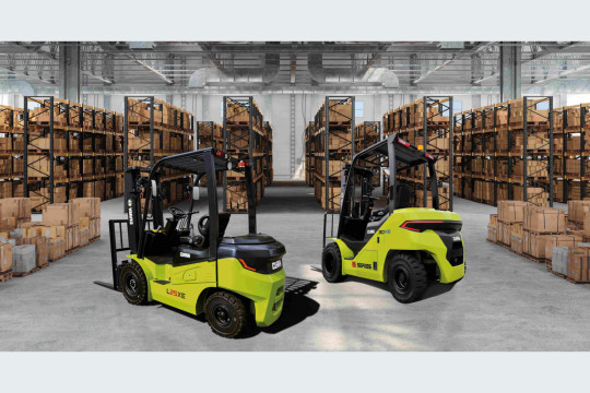 Die Crossover Elektrostapler von Clark: Renegade S25-35X (rechts) und Raider L25-35XE (Quelle Clark Europe GmbH)
