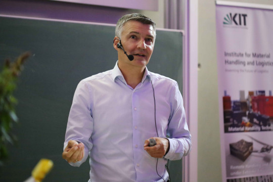 Dr.-Ing. Stephan Mayer, Alumnus des IFL sowie CEO der Sparte Machine Tools und Mitglied des Vorstands der Trumpf SE + Co. KG. erläuterte die aktuellen Herausforderungen des deutschen Maschinenbaus und machte deutlich, dass neue technologische Lösungen zunehmend im Zusammenspiel von Industrie und Wissenschaft entstehen. (Bildquelle: Denise Reibenspies)