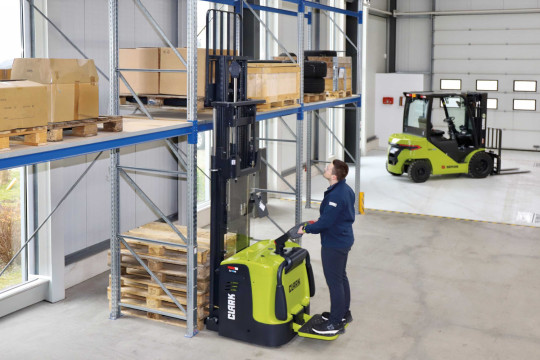 Der Elektro-Hochhubwagen RSE16 wurde speziell für den komfortablen Mitfahrerbetrieb auf längeren Transportwegen entwickelt. (Quelle: Clark Europe GmbH)