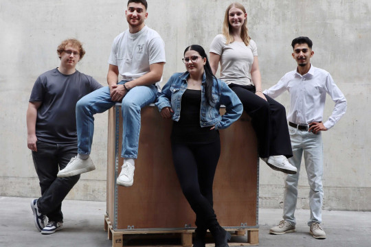 Fünf neue Auszubildende unterstützen seit dem 1. September die Craiss Generation Logistik GmbH & Co. KG. Zu den Nachwuchskräften gehören drei angehende Kaufleute für Spedition und Logistikdienstleistung, eine zukünftige Fachlageristin und ein angehender Fachinformatiker für Systemintegration. Craiss begrüßt die Neuankömmlinge mit einem mehrtägigen Willkommensprogramm am Hauptsitz, bevor sie auf ihre Ausbildungsstandorte Mühlacker und Bretten aufgeteilt werden. (Bildquelle: Craiss)