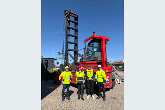 Gemeinsam im Einsatz für die Elektrifizierung im Hafen (v. l. n. r.): Jens Sczepan, Serviceleiter für Hamburg und Schleswig-Holstein bei Kalmar, Dr. Roland Karnbach mit Sohn Finn, beide Geschäftsführer von HCS Hamburg Container Service und Verkaufsleiter Bernd Pagel, Kalmar. (Bildquelle: Kalmar)