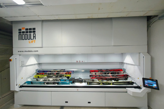 Durch die Decke und ab auf die Piste- Modula Lagerlift im Skiverleih