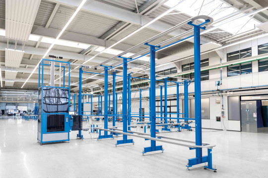 Eine mehrstöckige Kundenanlage mit „Stein link“ zeigt, wie sich Produkte und Materialien effizient über mehrere Ebenen transportieren lassen und gleichzeitig wertvolle Produktionsfläche eingespart wird. (Bildquelle: Stein Automation)