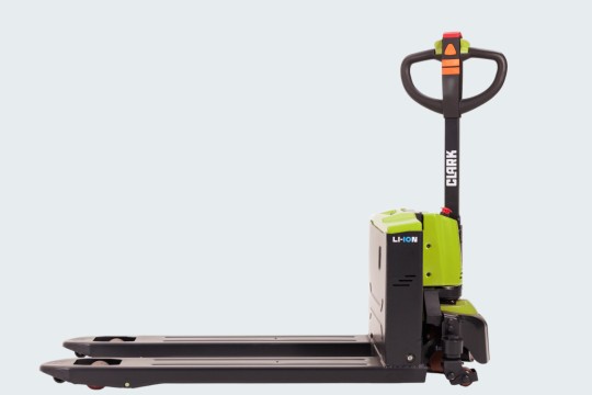 Der ELP15 mit einer Tragfähigkeit von 1.500 Kilogramm für den täglichen Warenumschlag auf kurzen Strecken in Lager, Handel und Produktion. (Bildquelle: Clark Europe GmbH)