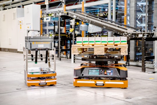 Am Standort Herford, der Firmenzentrale von Dresselhaus, ist die Logistik von Grund auf modernisiert worden – mit einem automatisierten Hochregal und einem AGV-Transportsystem für die Intralogistik (im Bild die beiden AGV-Typen). Bild: Joseph Dresselhaus GmbH & Co. KG
