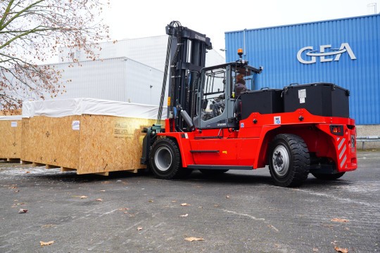 1. Der mit Radstand von 3.250 Millimetern aufwartende Kalmar ECK16-1200S beim Verladen von großen Seekisten mit riesigen Gefriertrockner-Teilen. (Bildnachweis: Kalmar/OB)