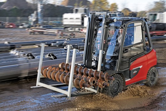 Extreme Bedingungen sind für die neuen Elektrostapler Linde X35 – X50 ein Terrain, auf dem sie sich wohlfühlen. Gekapselte Aggregate machen die leistungsstarken Fahrzeuge unempfindlich gegen Wasser, Schmutz und Staub. (Bildquelle: Linde MH)