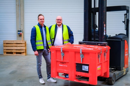  (v.l.) Enrico Hermanny, Leitung Geschäftsbereich Emons Battery, und Nico Möllers, Projektleitung Emons Battery, setzen auf digitale Behälterverwaltung mit der Logistikbude. (Bildquelle: Logistikbude)